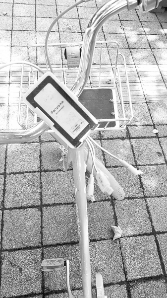 車把中間有手機(jī)充電支架，下方連接著3根充電線。