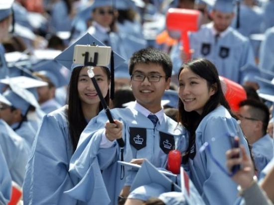 2015年5月20日，幾名中國留學生在美國哥倫比亞大學第261屆畢業(yè)典禮上自拍。約15000名畢業(yè)生參加了當天的儀式，其中包括近600名中國學生。新華社記者王雷攝
