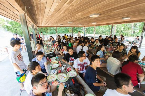 2013年，艾奧瓦州立大學中國學生組織為歡迎新生舉辦燒烤聚餐。