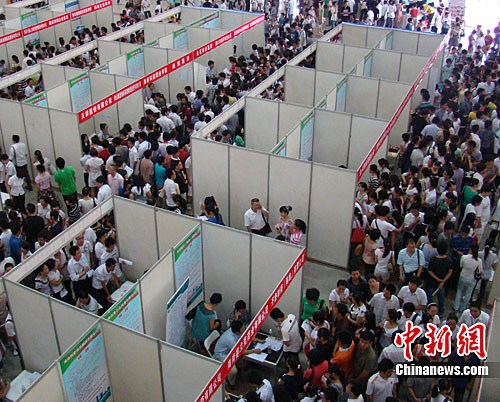 圖為招聘會(huì)現(xiàn)場(chǎng)人山人海的求職者。中新社發(fā) 付美斌 攝