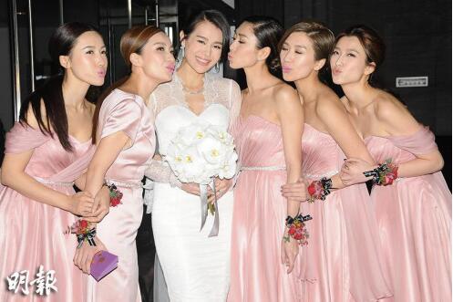 胡杏兒甜笑曬鉆戒 談造人計(jì)劃稱再說 胡杏兒甜笑曬鉆戒 談造人計(jì)劃稱再說