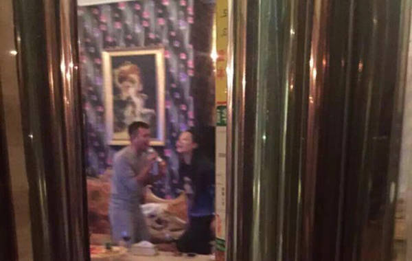 文章挽手女友人被偷拍 文章挽手女友人被偷拍