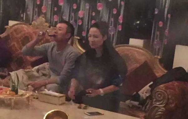 文章挽手女友人被偷拍 文章挽手女友人被偷拍