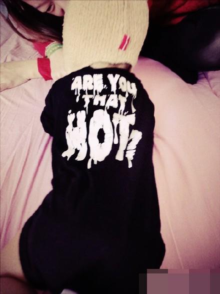 昆凌曬小周周爬行近照 昆凌曬小周周爬行近照