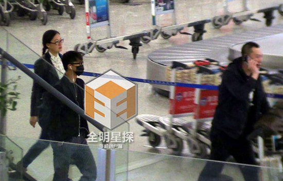 韓庚現(xiàn)身機(jī)場(chǎng)。