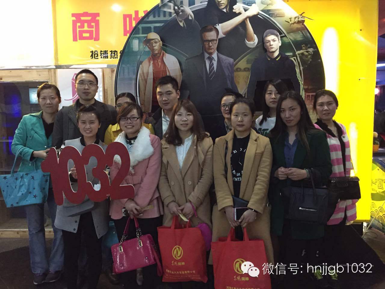 來(lái)個(gè)合影，1032的聽(tīng)眾棒棒噠，個(gè)個(gè)都準(zhǔn)時(shí)到達(dá)了集合地點(diǎn)。Johnny表示很欣慰??！