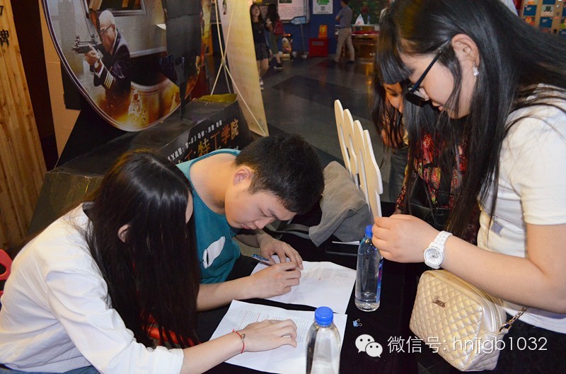 看，我們的工作人員正在組織簽到哦！