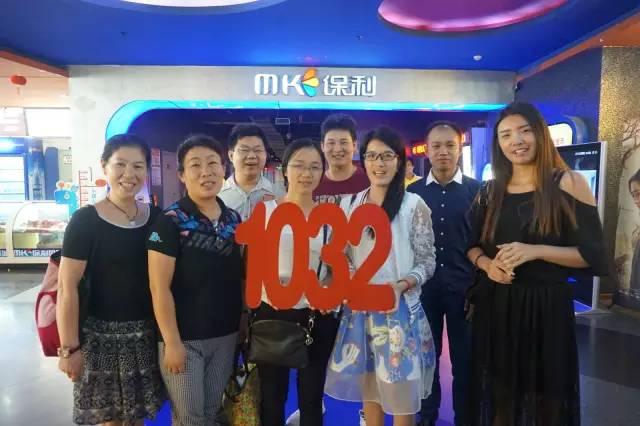 認(rèn)識(shí)的不認(rèn)識(shí)的，拍張合照就是朋友啦