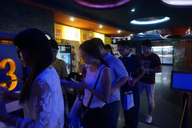 電影馬上開(kāi)始，排隊(duì)入場(chǎng)嘍