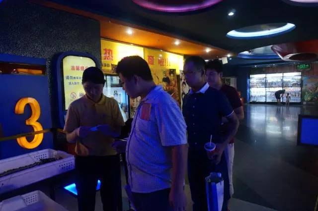 電影馬上開(kāi)始，排隊(duì)入場(chǎng)嘍