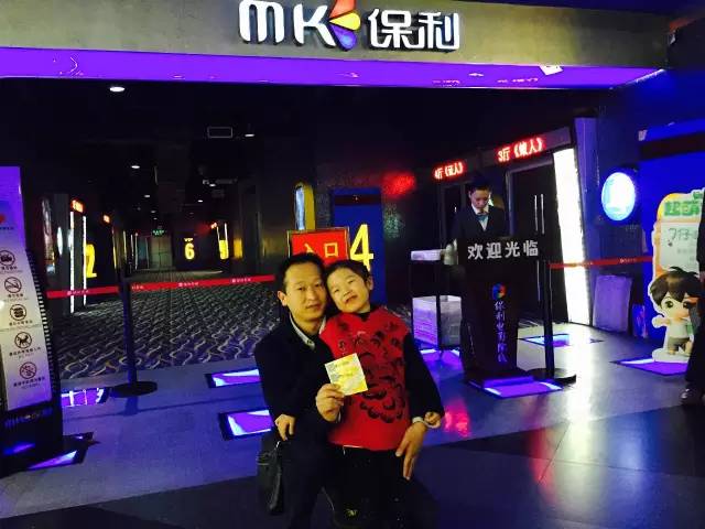 再來看兩個萌娃，表情都好有戲！