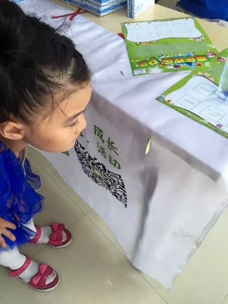 一只蝴蝶飛到小蝸牛的旗子上，小朋友看得入神啦~