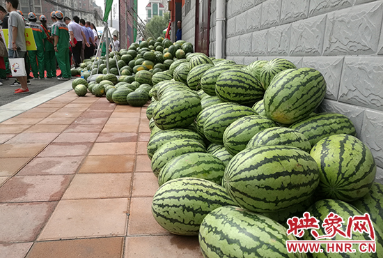 經(jīng)濟廣播工作人員和愛心企業(yè)給正在忙碌的環(huán)衛(wèi)工人、交警等送去一萬六千多斤西瓜和近百提礦泉水。