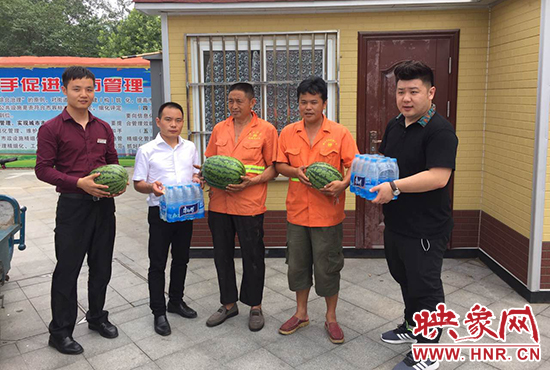 經(jīng)濟廣播工作人員和愛心企業(yè)給正在忙碌的環(huán)衛(wèi)工人、交警和協(xié)警等送去了一萬六千多斤西瓜和近百提礦泉水。