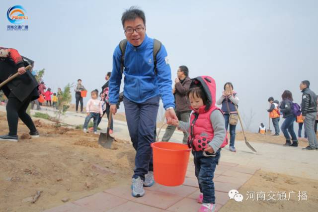 爸比爸比，你會種小樹嗎？我來教你吧~