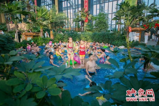 又開始過夏天的孩子們，在溫潤的泉水里放任天性。