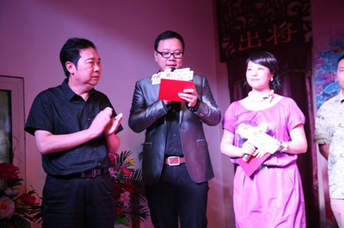 中國(guó)戲劇家協(xié)會(huì)副主席、省戲劇家協(xié)會(huì)主席、《周迪有戲》節(jié)目藝術(shù)總監(jiān)李樹建（左1）為月冠軍頒獎(jiǎng)