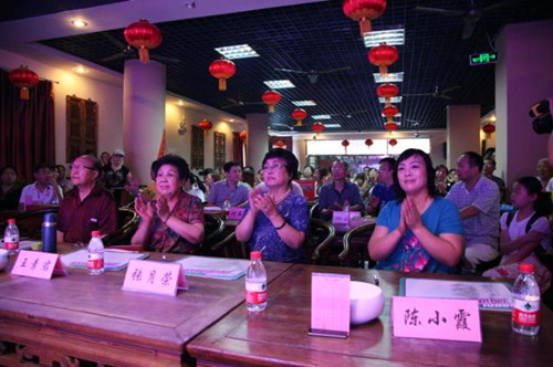 我省著名豫劇表演藝術(shù)家素君（左2）、常香玉弟子、國(guó)家一級(jí)演員張?jiān)聵s（右2）