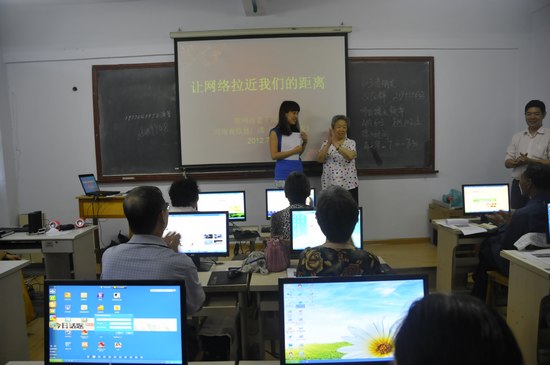 擁有18萬粉絲的網(wǎng)絡(luò)紅人、78歲的QQ奶奶張秀麗也來到網(wǎng)絡(luò)課堂