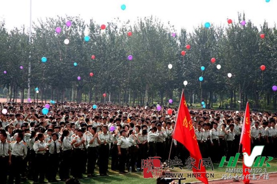 鄭大新生放飛代表夢(mèng)想，感恩的氣球