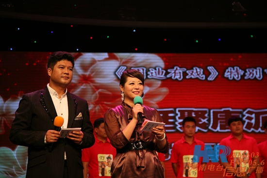 《周迪有戲》主持人周迪、鄭州電視臺(tái)文體頻道主持人劉冰（左）