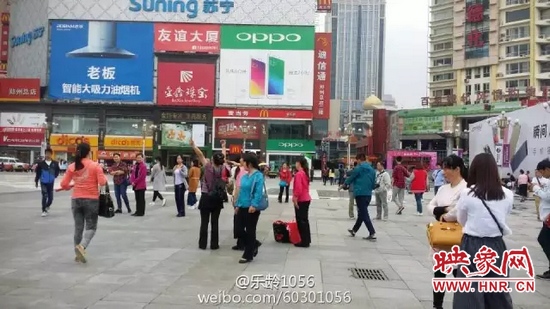 他們從四面八方匯集到二七塔下，由行走路人一下變成了一支舞蹈隊(duì)，跳起了節(jié)奏歡快、時(shí)尚動(dòng)感的舞蹈。