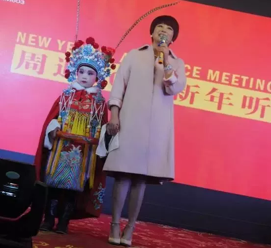 盛裝亮相的小戲迷，周迪的節(jié)目影響了一代又一代人