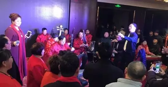 現(xiàn)場的樂隊老師也是咱的戲迷朋友，為了周迪的見面會今天累也開心