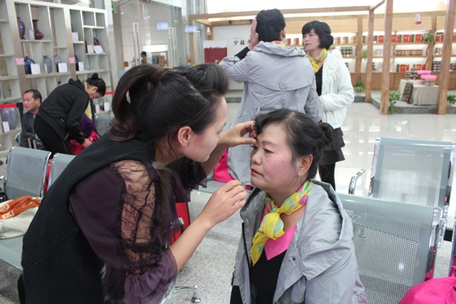 活動開始前，教育廣播女主播幫參與活動演出的老人化妝