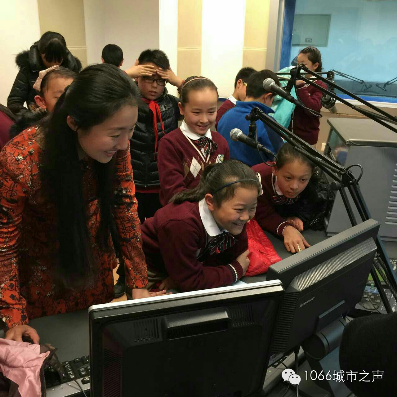 “好激動(dòng)，好激動(dòng)”！天天上學(xué)、放學(xué)都從廣播大廈經(jīng)過(guò)，今天終于進(jìn)來(lái)了！