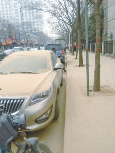 馬路灰頭土臉，停在路邊的車也蒙塵。