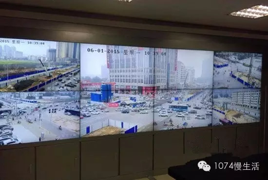 通過監(jiān)控人員操控“電子眼”調(diào)整焦距，可以看到整個工地全景