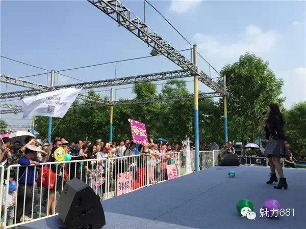 輕輕躍起、優(yōu)美身段，新聞小姐李江