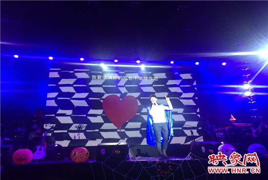 嚴(yán)爵及相信音樂(lè)旗下其他藝人賣(mài)力演出。