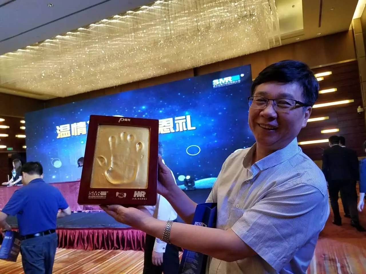 河南電臺副總編輯，宣傳協(xié)調(diào)中心主任高鐵軍先生代表河南廣播電視臺為慶賀賽立信成立20周年送上“手印”圖