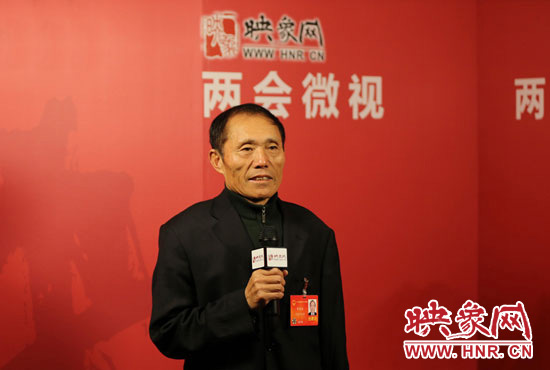 3月4日，全國人大代表、濮陽縣西辛莊村支部書記李連成在映象網(wǎng)全國兩會北京演播室做客《兩會微視》訪談。
