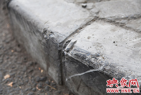 車道邊上的臺(tái)階，滿是電動(dòng)車摔下碰撞的痕跡