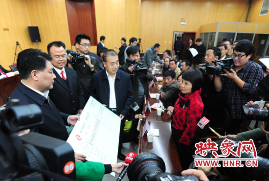 最高人民法院執(zhí)行局局長劉貴祥、河南省高級人民法院院長張立勇親手為申請執(zhí)行人員發(fā)放執(zhí)行款