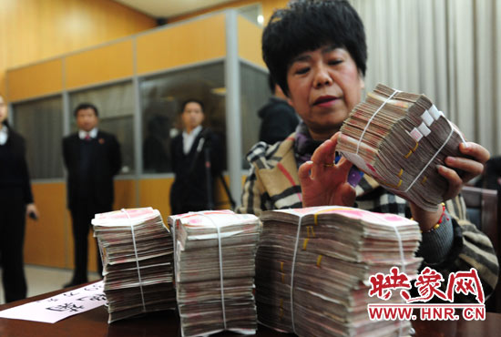 當天共發(fā)放執(zhí)行款4110萬元。其中，支票4018萬元，現(xiàn)金92萬元。