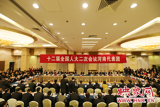 3月5日下午，第十二屆全國人代會河南代表團召開全體會議，議論政府工作報告。