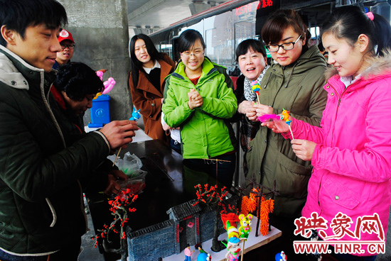 慶?！叭藡D女節(jié)” 鄭州B1路司機(jī)為女車長(zhǎng)免費(fèi)捏面人