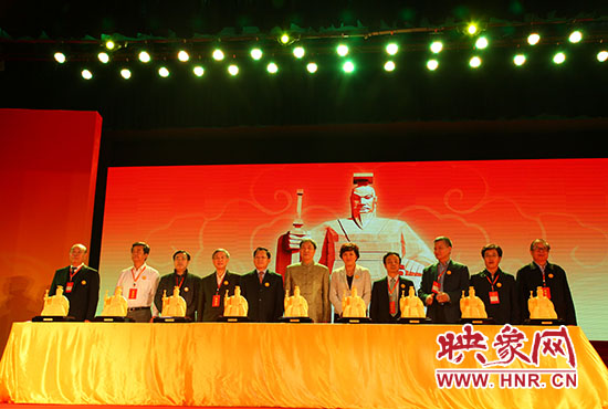 與會嘉賓一起見證歷史、啟動論壇