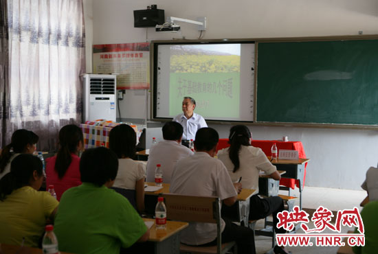 40余名教師認真聆聽講座。