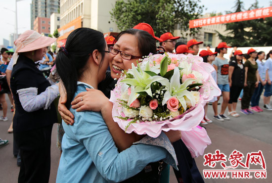 考試結(jié)束，考生與家長(zhǎng)深情的擁抱