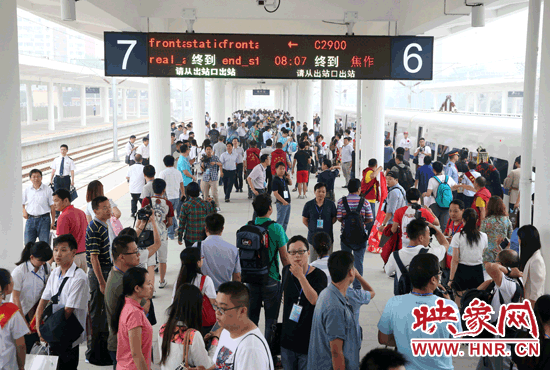 自6月25日鄭焦城際鐵路開通以來(lái)，客流量遠(yuǎn)遠(yuǎn)超出預(yù)期。