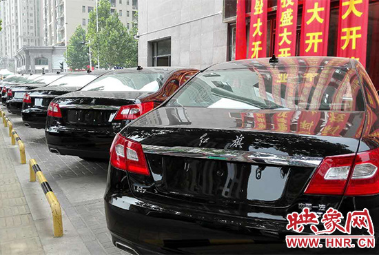 路邊一棟樓上懸掛著二三十條紅色條幅，全部是祝賀一家公司開業(yè)的。