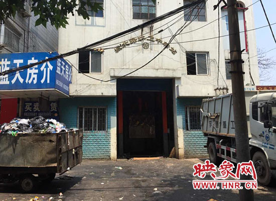城北路環(huán)衛(wèi)中轉(zhuǎn)站門前的垃圾車裝滿了生活垃圾，腐臭味撲面而來