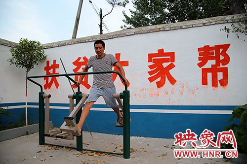 張國敬堅持在村中的文化廣場上做著恢復性鍛煉。