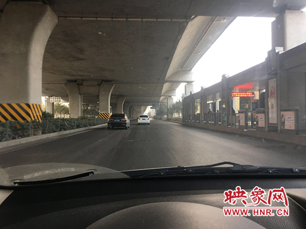 限行首日，三環(huán)橋上橋下，車輛不多，交通狀況良好。