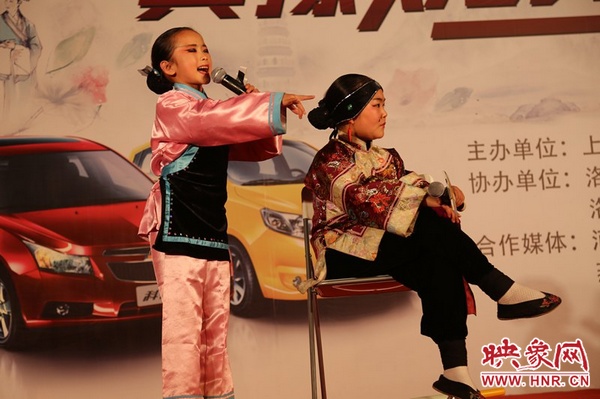 兩個(gè)小演員的表演活潑，惹得觀眾連連叫好。